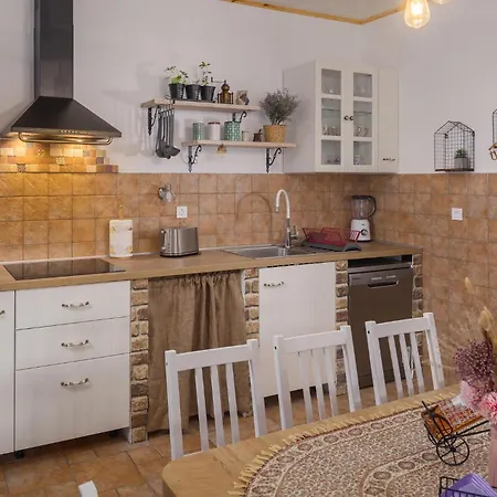 Vakantiehuis Gorgeous In With Kitchen Rakotule