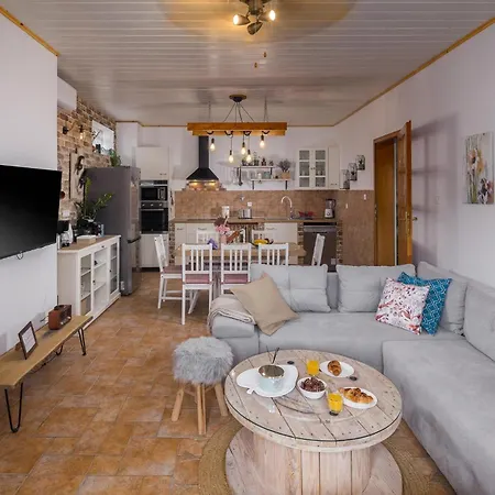 Gorgeous In With Kitchen Сasa de vacaciones Rakotule